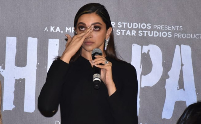 <i>Chhapaak</i>: Deepika Padukone Breaks Down At Trailer Launch, Asks Director Meghna Gulzar To 'Carry On'