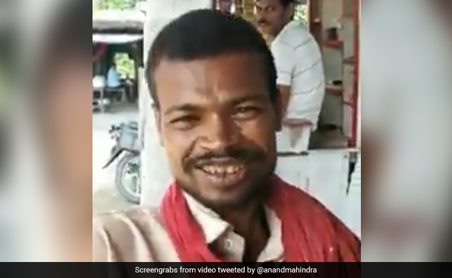 सड़क किनारे बस के हॉर्न की आवाजें निकाल रहा था शख्स, आनंद महिंद्रा बोले- 'India’s Got Talent में जाओ...'