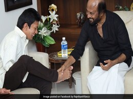 रजनीकांत ने पैरों से पेटिंग करने वाले अपने फैन को बुलाया घर, पूरी की उसकी इच्छा, लोग बोले, "ये हैं हमारे थलाईवा" रजनीकांत ने पैरों से पेटिंग करने वाले अपने फैन को बुलाया घर, पूरी की उसकी इच्छा, लोग बोले, "ये हैं हमारे थलाईवा"