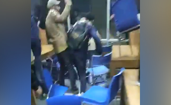 जामिया हिंसा: पुलिस लाठीचार्ज और आंसू गैस से बचने के लिए लाइब्रेरी और बाथरूम में घुसे छात्र, सामने आया VIDEO