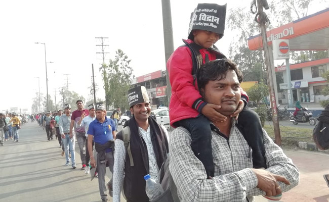 कमलनाथ सरकार की वादाखिलाफी से नाराज 'अतिथि विद्वान' धरने पर बैठे, देखें - VIDEO