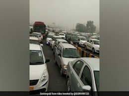 CAA Protest: दिल्ली-गुड़गांव बॉर्डर पर भारी ट्रैफिक जाम, सोशल मीडिया पर शेयर किए जा रहे हैं वीडियो और तस्वीरें CAA Protest: दिल्ली-गुड़गांव बॉर्डर पर भारी ट्रैफिक जाम, सोशल मीडिया पर शेयर किए जा रहे हैं वीडियो और तस्वीरें