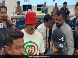 रणवीर सिंह लेडीज बैग खरीदने पहुंचे मॉल, एक्टर को देख फैंस हो गए बेकाबू और फिर...देखें Video रणवीर सिंह लेडीज बैग खरीदने पहुंचे मॉल, एक्टर को देख फैंस हो गए बेकाबू और फिर...देखें Video