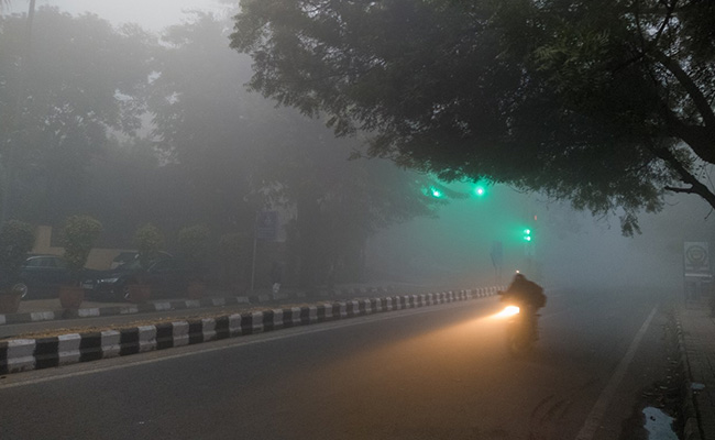 Dense Fog In Parts Of Delhi, Minimum Temperature Settles At 5.4 Degrees