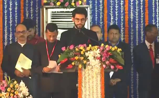 उद्धव ठाकरे मंत्रिमंडल में उनके पुत्र आदित्‍य ठाकरे बने मंत्री, अजित पवार, अशोक चव्‍हाण, नवाब मलिक समेत 36 मंत्रियों ने ली शपथ