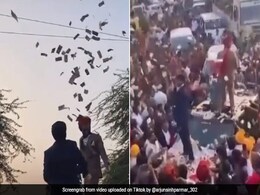 बेटे की शादी में परिवार ने बारात में न्योछावर किए लाखों रुपये, हेलीकॉप्टर से ऐसे हुई दूल्हे की एंट्री, देखें Video बेटे की शादी में परिवार ने बारात में न्योछावर किए लाखों रुपये, हेलीकॉप्टर से ऐसे हुई दूल्हे की एंट्री, देखें Video
