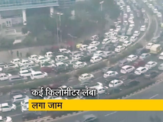 नागरिकता कानून के विरोध के बीच गुरुग्राम में लगा बड़ा जाम