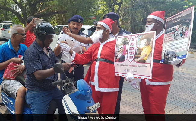 Christmas 2019: गोवा ट्रैफिक पुलिस बनी Santa Claus, जिसने नहीं पहना हेलमेट उनको रोककर किया ऐसा...