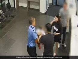 बच्चे के गले में फंसा खाना तो तुरंत पुलिस स्टेशन पहुंचे पेरेंट्स, ऑफिसर ने ऐसे बचाई जान... देखें Video बच्चे के गले में फंसा खाना तो तुरंत पुलिस स्टेशन पहुंचे पेरेंट्स, ऑफिसर ने ऐसे बचाई जान... देखें Video