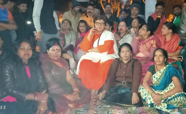 कांग्रेस एमएलए ने दी थी जिंदा जलाने की धमकी, प्रज्ञा ठाकुर FIR दर्ज न होने पर धरने पर बैठीं