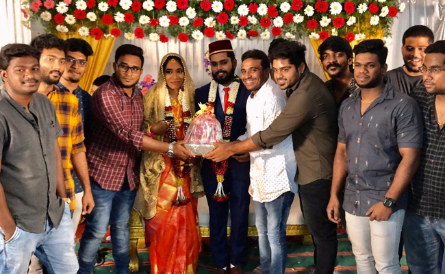 Amid Rising Prices, Tamil Nadu Couple Gets Bouquet Of Onion At Wedding