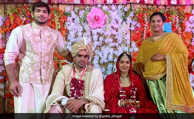 सात नहीं, आठ फेरे लेकर पहलवान विवेक संग शादी के बंधन में बंधीं बबीता फोगाट
