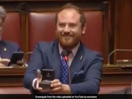 संसद में भाषण के बीच MP ने गर्लफ्रेंड को किया प्रपोज़, अंगूठी निकालकर कहा - मुझसे शादी करोगी? संसद में भाषण के बीच MP ने गर्लफ्रेंड को किया प्रपोज़, अंगूठी निकालकर कहा - मुझसे शादी करोगी?