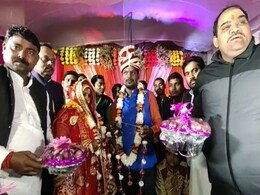 प्याज-लहसुन की जयमाल पहनाकर हुई शादी, रिश्तेदार गिफ्ट में लेकर पहुंचे प्याज प्याज-लहसुन की जयमाल पहनाकर हुई शादी, रिश्तेदार गिफ्ट में लेकर पहुंचे प्याज