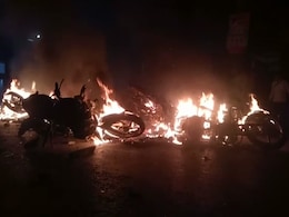 CAA के खिलाफ यूपी के मऊ में हिंसक प्रदर्शन: भीड़ ने की थाना फूंकने की कोशिश, पुलिस ने छोड़े आंसू गैस के गोले और की हवाई फायरिंग CAA के खिलाफ यूपी के मऊ में हिंसक प्रदर्शन: भीड़ ने की थाना फूंकने की कोशिश, पुलिस ने छोड़े आंसू गैस के गोले और की हवाई फायरिंग