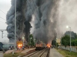 CAA के खिलाफ हुए प्रदर्शन के दौरान रेलवे को 80 करोड़ की संपत्ति का नुकसान, प्रदर्शनकारियों से की जाएगी भरपाई CAA के खिलाफ हुए प्रदर्शन के दौरान रेलवे को 80 करोड़ की संपत्ति का नुकसान, प्रदर्शनकारियों से की जाएगी भरपाई