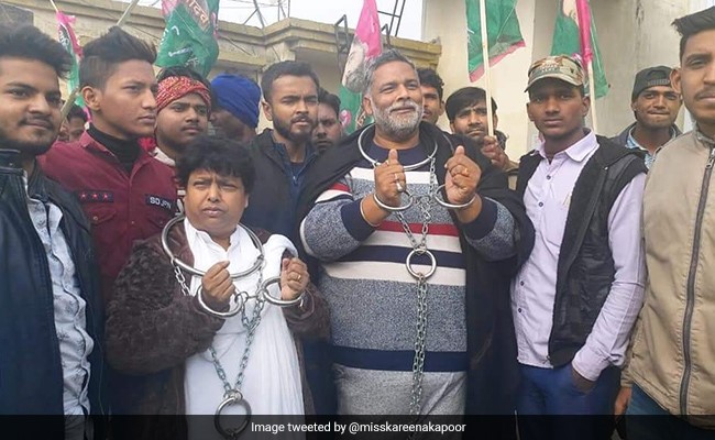 बिहार बंद के दौरान बेड़ियां पहनकर सड़क पर उतरे पप्पू यादव, कहा- 'CAA संविधान की आत्मा पर हमला'
