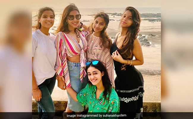 सुहाना खान ने कुछ इस तरह सेलिब्रेट किया नया साल, अनन्या पांडे भी साथ आईं नजर...देखें Photos