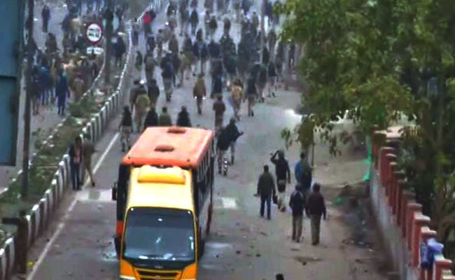 सीलमपुर-जाफराबाद हिंसा: पुलिस ने दर्ज की 3 FIR, 6 लोग गिरफ्तार, बाकी लोगों की गिरफ्तारी के लिए छापेमारी जारी