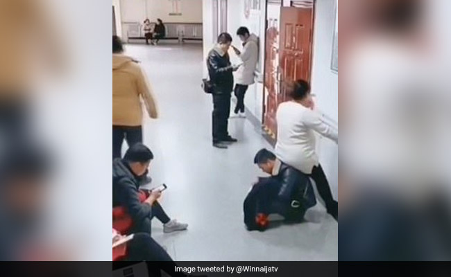 प्रेग्नेंट बीवी को अस्पताल में नहीं मिली बैठने की जगह तो खुद Chair बना पति, देखें Video