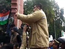 How A UP Cop Used Tact To Handle AMU Student Protests On Citizenship Act How A UP Cop Used Tact To Handle AMU Student Protests On Citizenship Act