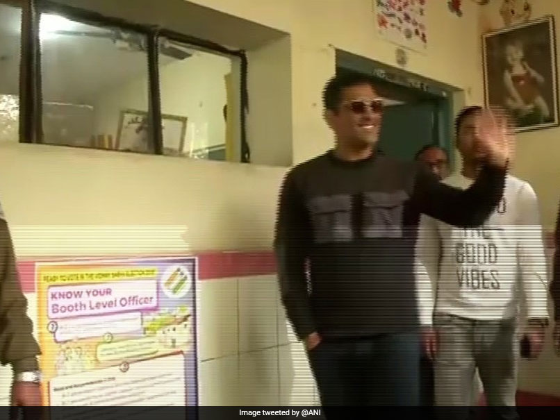 MS Dhoni Casts His Vote In Ranchi. Fans Love It