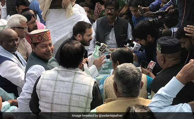 राजद ने नागरिकता कानून के विरोध में जदयू के कार्यालय के सामने हवन किया