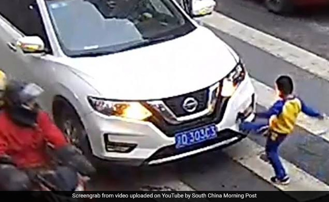 मां के ऊपर चढ़ा दी कार तो बच्चे ने ऐसे लिया बदला, गुस्से में आया और... देखें Viral Video