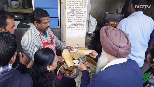 Watch: This 33-Year-Old South Indian Joint In Jantar Mantar Is A Hit Among Delhiites