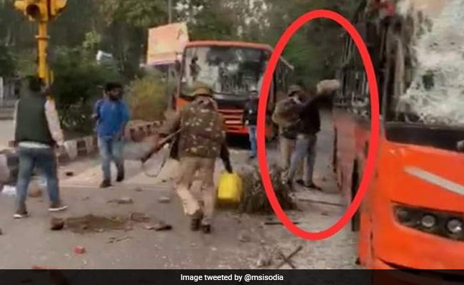 बसों में आग लगाने के आरोप पर बोली दिल्ली पुलिस- हम आग लगा नहीं रहे थे, बुझा रहे थे