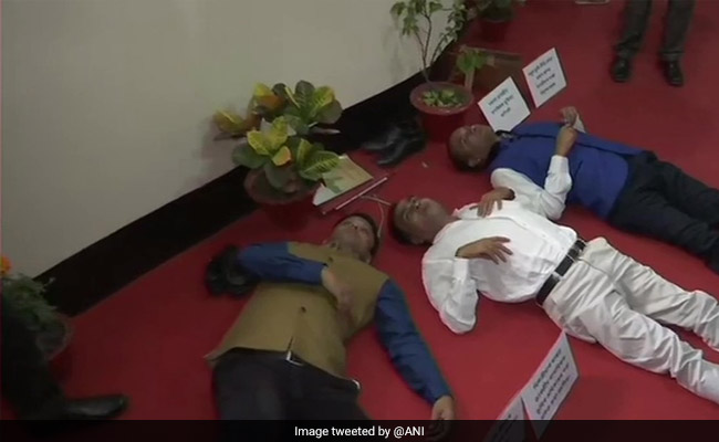 असम सरकार की भूमि नीति के खिलाफ विधानसभा के भीतर जमीन पर लेट गए कांग्रेस विधायक