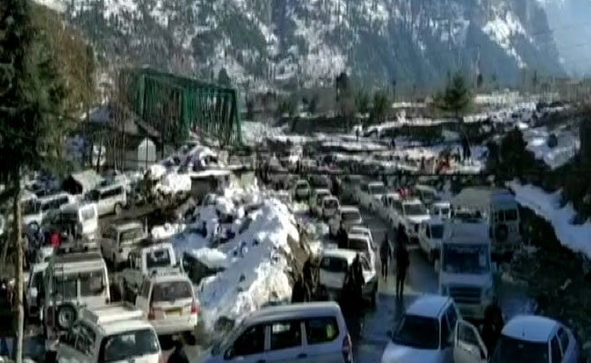 4 km Traffic Jam In Mountains Of Manali, Tourists Stuck