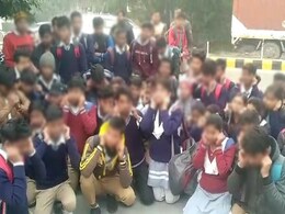 छुट्टी का फेक नोटिस शेयर करने पर जुवेनाइल होम भेजे गए बच्चे तो धरने पर बैठे स्कूल छात्र, बोले- 'सॉरी सर' छुट्टी का फेक नोटिस शेयर करने पर जुवेनाइल होम भेजे गए बच्चे तो धरने पर बैठे स्कूल छात्र, बोले- 'सॉरी सर'