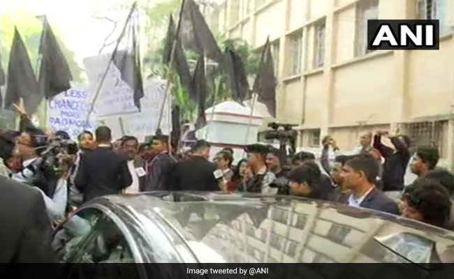 CAA Protest: काले झंडे लेकर जाधवपुर यूनिवर्सिटी के छात्रों ने बंगाल के गवर्नर जगदीप धनखड़ को रोका