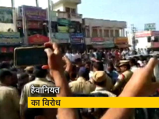 सिटी एक्सप्रेस: हैदराबाद बलात्कार-हत्या मामले का विरोध कर रहे लोगों पर लाठीचार्ज सिटी एक्सप्रेस: हैदराबाद बलात्कार-हत्या मामले का विरोध कर रहे लोगों पर लाठीचार्ज