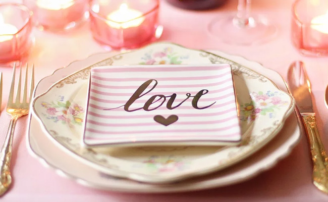 7 Stunning Dinner Sets From Amazon That Are Perfect For Gifting