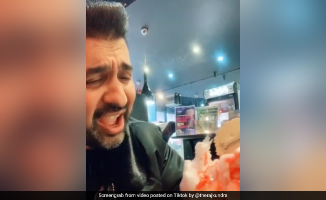 शिल्पा शेट्टी के पति राज कुंद्रा का TikTok वीडियो हिट, बीवी की एक्टिंग करते हुए बोले - 'क्यों मेरे करीब आने की कोशिश करते हो'