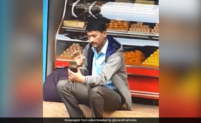 बोल नहीं सकता था शख्स, फोन पर ऐसे किया Video कॉल, आनंद महिंद्रा बोले- 'मोबाइल ने हमारी जिंदगी...'