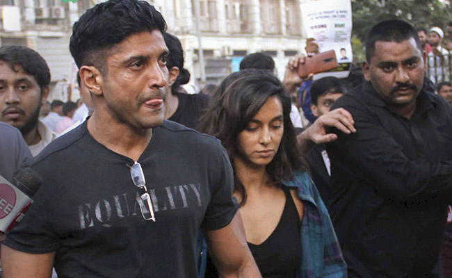 Farhan Akhtar among Other Celebrities Join Mumbai Citizenship Act Protests