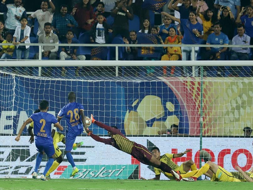 ISL: Modou Sougous Brace Guides 10-Man Mumbai City FC To 2-1 Win Over Hyderabad FC ISL: Modou Sougous Brace Guides 10-Man Mumbai City FC To 2-1 Win Over Hyderabad FC