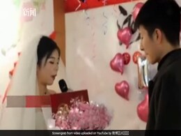 लड़की ने बॉयफ्रेंड को किया प्रपोज़, गिफ्ट की ऐसी चीज़, जानकर हर लड़का बोलेगा - अब और क्या चाहिए! लड़की ने बॉयफ्रेंड को किया प्रपोज़, गिफ्ट की ऐसी चीज़, जानकर हर लड़का बोलेगा - अब और क्या चाहिए!