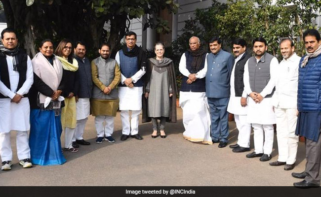 महाराष्ट्र सरकार में कांग्रेस के मंत्रियों ने सोनिया गांधी और राहुल गांधी से की मुलाकात