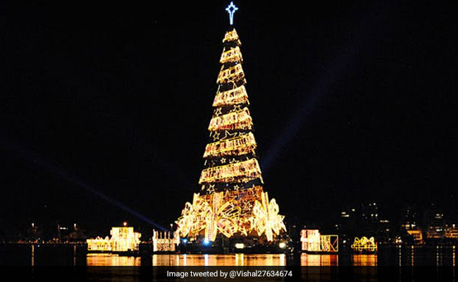 Christmas Day: दुनिया का सबसे बड़ा तैरता हुआ क्रिसमस ट्री, ऊंचाई 24 फ्लोर जितनी और लगी हैं 9 लाख लाइट्स