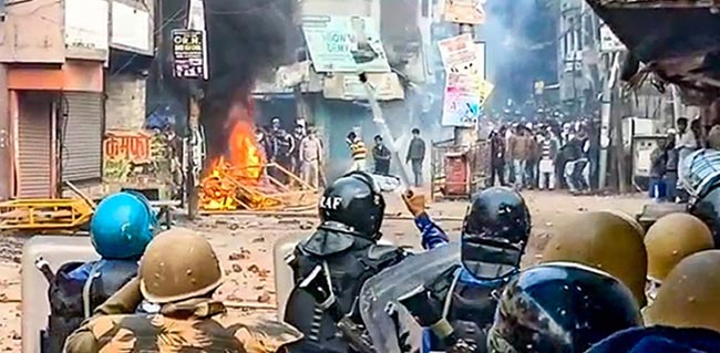 CM योगी के 'बदला' वाले बयान के बाद नुकसान की भरपाई के लिए रामपुर में 28 प्रदर्शनकारियों को नोटिस, टियर गैस, पैलेट बुलेट के दाम भी जोड़े