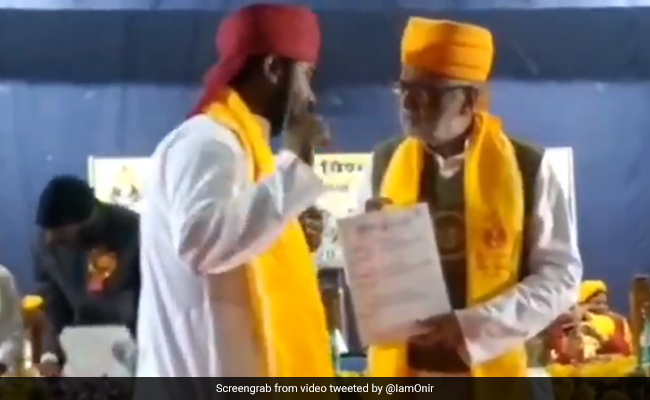 BHU में हुई गिरफ्तारी के विरोध में छात्र ने डिग्री लेने से किया इंकार, तो बॉलीवुड डायरेक्टर का यूं आया रिएक्शन