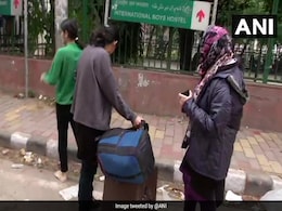 पुलिस बर्बरता के बाद खौफ में जामिया के छात्र, 5 जनवरी तक यूनिवर्सिटी बंद, हॉस्टल कर रहे हैं खाली पुलिस बर्बरता के बाद खौफ में जामिया के छात्र, 5 जनवरी तक यूनिवर्सिटी बंद, हॉस्टल कर रहे हैं खाली