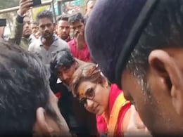 BJP सांसद प्रज्ञा ठाकुर को करना पड़ा छात्रों के विरोध का सामना, देखें- VIDEO BJP सांसद प्रज्ञा ठाकुर को करना पड़ा छात्रों के विरोध का सामना, देखें- VIDEO