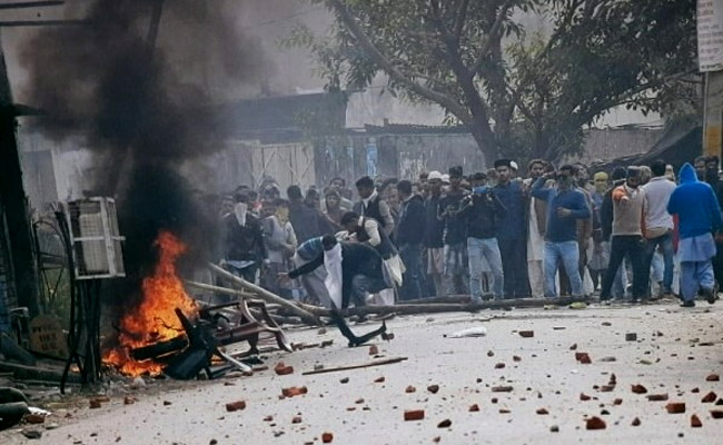CAA Protest: 15 लाख की भरपाई के नोटिस जारी करने के बाद अब हिंसा में शामिल उपद्रवियों के पोस्टर चौराहों पर लगाए