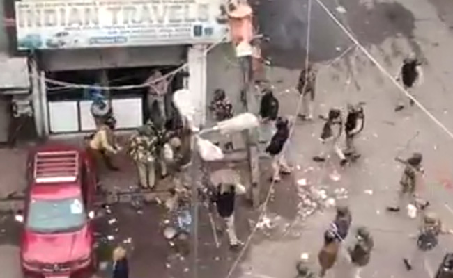 'पुलिसवालों ने मेरी दुकान में की तोड़फोड़ और...', सीलमपुर के दुकानदार ने CCTV से साथ दर्ज कराई शिकायत