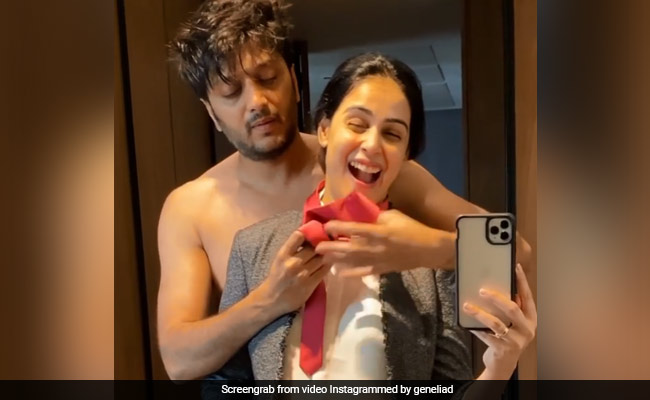 रितेश देशमुख ने बीवी को यूं पहनाई टाई, Video हुआ वायरल